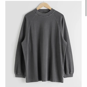 Tunn sweatshirt - Säljer en favorittröja då jag har två likadana. Obs fläckar på spegeln inte på tröjan! Tröjan är slutsåld (stl S) ordinariepris 390, säljer för 200! (Nyskick) 