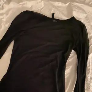 Genomskinlig svart långärmad tröja i storlek S. På bilden kan ni se hur genomskinlig den är.