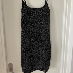 PRICKIG KLÄNNING - PRICKIG KLÄNNING! Jättefin men inte min stil 🦋 