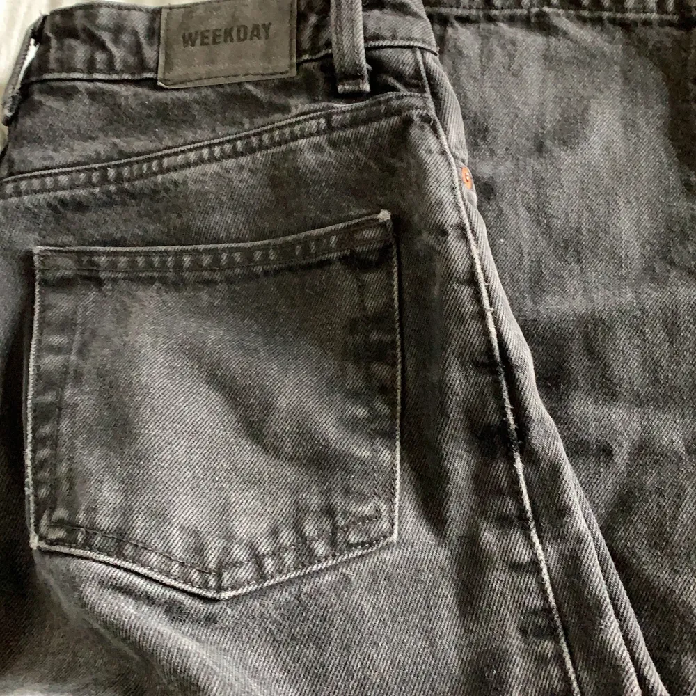 Urtvättade svarta jeans från weekday i modellen ”row”.💙 Högmidjade. Jag är ca 172. Jeans & Byxor.