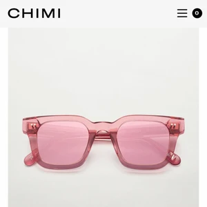 #004 guava mirror chimis ❤️ - Intressekoll på dessa inprincip helt nya chimi solglasögon! De är helt slutsålda överallt i storleken #004 färgen guava mirror. Använts fåtal gånger och har ingen repa eller något tecken på användning. Nypris 1100kr. Du får med alla tillbehör med! Skriv till mig privat för fler bilder och frågor🥰 