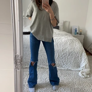 Bootcut jeans - Säljer dessa skit snygga bootcut jeans som inte kommer till användning. Hålen har jag klippt själv💕 storlek: L:34 W:28