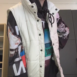 Väst - Så fin vit beige väst köpt second hand för 200 så säljer för 125 plus frakt som köparen står för i storlek S-M men står i västen 38-40 