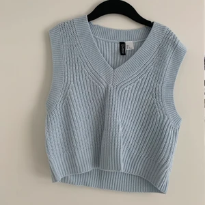 Väst - Jätte fin blå väst som inte kommer till användning. Endast använd en gång så BRA skick. Pris kan diskuteras!:)) skriv PM för fler bilder💗