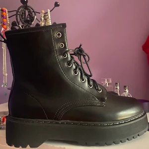 HELT NYA - Helt nya boots ( aldrig använda ) kan sälja för 130 vid snabb affär :))