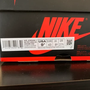  Jordan 1 Retro High Black Metallic Gold (2020) - Hej! Säljer mina Jordan 1 Retro High Black Metallic Gold i storlek 43, cond 8/8,5 är lite lätt creasade men är inget man märker av från avstånd. OBS! Kunden står för frakten..
