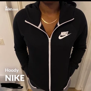 Nike W NSW - Ganska nyskick använd några gånger men tvättat den Kanske 3 ggr låg på 1100 när jag köpte den 🥲