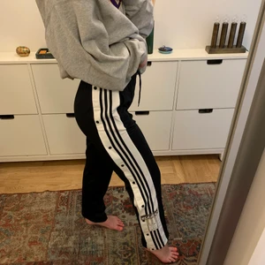 Trackpants Adidas - Såå snygga och sköna trackpants från Adidas. Använda ett fåtal gånger, i väldigt fint skick! Saknades en knapp vid märket på vänster ben vid köp, men går enkelt att åtgärda om man vill. Inget jag stört mig på! Jag är 174 cm. I storlek S, säljer för 100kr exklusive frakt💛