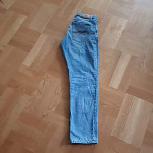 Säljer ett par jeans från Nudie pågrund av att dom inte används längre, dom är sprsamt använda. Dom är i storlek W30 L32. Säljer dom för 600 kr + frakt på 79kr. Sänker nu till 400 kr+ frakt 79 kr