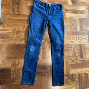 Acne jeans  - Väl använda, slitage gällande färg vid knä