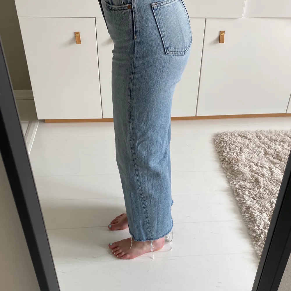 Vida avklippta jeans från Weekday i mycket bra skick, jag på andra bilden är 168cm lång.. Jeans & Byxor.