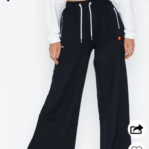 Ellesse byxor  - Byxor från Ellesse, tyvärr har de bara kommit till användning fåtal gånger. Så sköna och ritkigt snygga! Köptes för 699kr ❤️
