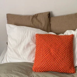 Virkade kuddfodral - Säljer handgjorda kuddfodral på beställning! Du kan välja färg såväl om du vill ha enfärgade eller mönstrade.ä, samtidigt som de kan anpassas efter önskade innerkuddar. Betällningstiden ligger på ca 2 veckor. 300 inkl. frakt :-) 