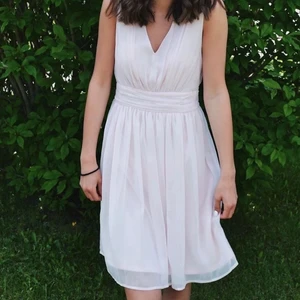 Drömmig sommarklänning💖 - Sommarklänning med lite Dirty Dancing-vibes🥰 Fin att ha till vardags med converse och en collegetröja, eller till fest som den är✨ Använd en gång. Frakt tillkommer. 