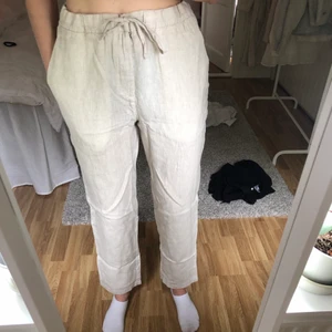 Linnebyxor - Säljer mina linnebyxor från h&m. Helt oanvända linnebyxor. De är förkorta för mig som är 178 cm lång. Endast seriösa bud. Köpare står för frakt.