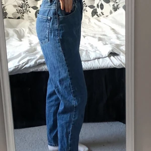 Pull&bear - Säljer dessa höidjade mom-jeansen i märket pull&bear. Köptes för 300kr o använda 4 ggr 