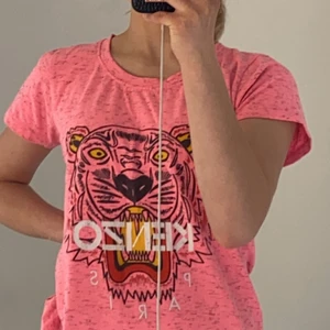 Kenzo tröja  - Kenzo tröja använd men bra skick köpt på kanzo outlet för 1500kr dam den är i storlek M men sitter mer som xss-m 