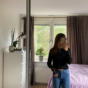 Svart tröja med knapp detaljer 💓 - Svart tröja med knappar vid armarna! Använts några gånger men ser ut som nyskick! Basic fast ändå festlig, är lite längre i armarna vilket är superfint! 🤩 Storlek M men är som S. Kontakta mig för fler bilder och frågor 💓💓