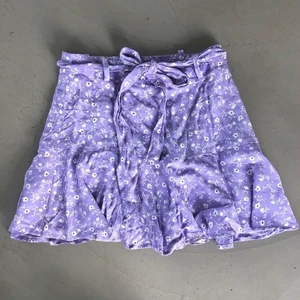 Zara kjol - Super fin byxkjol från Zara💜Storlek M, men är själv en S och funkar även de. Säljer för 149kr💜💜