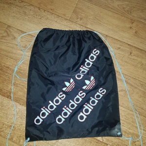 Vintage adidas väska.  - Säljer pga att den bara ligger och inte används. Fraktsätt är 66kr spårbart med postnord eller 22-48kr ej spårbart