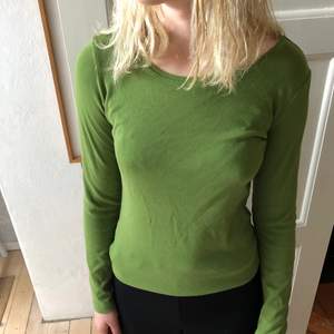Basis grön långärmad tröja med bra passform. Passar en S till M