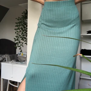 Ribbstickad grön kjol i nyskick - Vid hög efterfrågan kör vi budgivning!! Säljer denna gröna kjol i ett mjukt ribbstickat material i nyskick🥰🥰 Frågor? Kontakta mig! Köparen står för frakt!