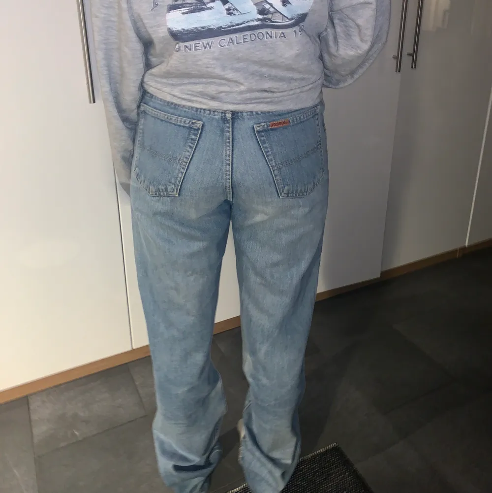 Så snygga jeans som är min mammas gamla från 80/90 tal. Står ingen storlek men passar typ strl 38. Jeans & Byxor.