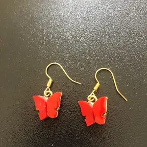 Ett par jätte söta röda fjärils örhängen🦋. Dom är dessvärre gjorda av nickel vilket är dåligt för dig som känslig❤️ skriv för mer bilder eller om du är intresserad 