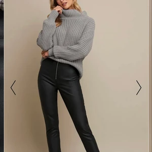 Slits skinnbyxor - Säljer dem här fina fejk skinnbyxorna! Knappt använda så i väldigt fint skick! Det är Linn Ahlborg x NAKD kollektionen 💞 Storlek 36, 250kr + frakt! 💞