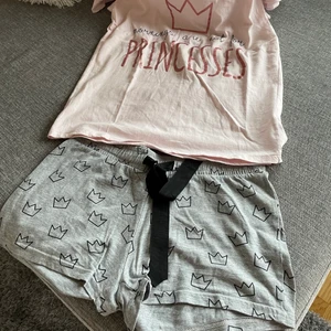 Ny mysig pyjamas i bomull - Ny mysig pyjamas i bomull •Storlek S •Pris: 50 kr Brist på plats, vill sälja så fort som möjligt. Finns på fler sidor. 🚫Djurfritt och rökfritt hem 📍Kan mötes upp i Mölnlycke centrum 📬Kan skickas mot fraktkostnad 