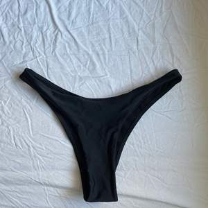 Svart bikiniunderdel från Shein. Aldrig använd, bara testad med underkläder! 🖤