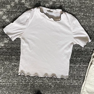 Basic tröja, slutsåld.  - En jättefin vanlig tröja från Gina! Passar hela året.