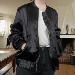 Svart alternativ bomberjacka  - Snygg svart jacka från H&M! Aldrig använd. Frakt 62 kr 🌿 Finns i Västerås och Malung. 