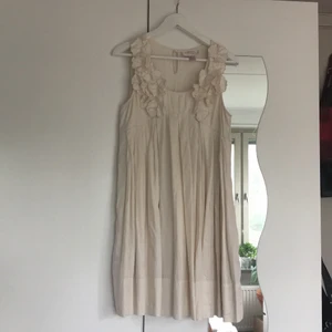 Vit klänning  - Söt student- avslutnings- sommarklänning! Från h&ms gamla kollektion, unik modell! Ej genomskinlig! 