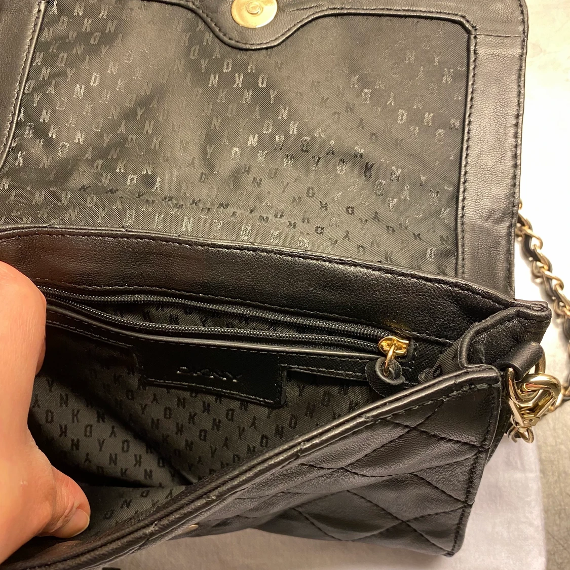 DKNY svart quiltad väska - 91