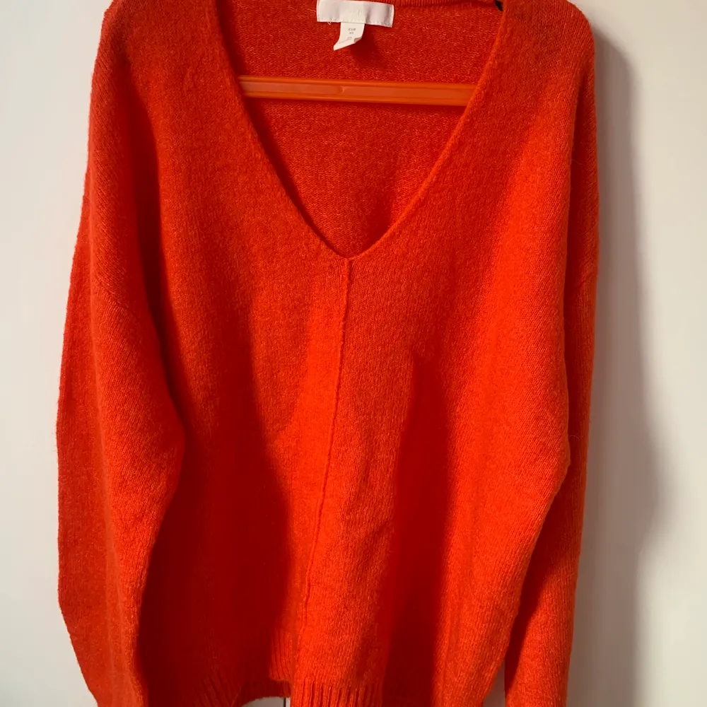 Orange stickad tröja i storlek XS. Aldrig använd!. Stickat.