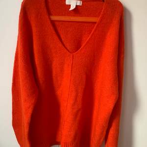 Orange stickad tröja i storlek XS. Aldrig använd!