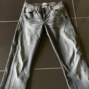 Tommy hilfiger jeans - Svin snygga Vintage jeans från Tommy hilfiger. Skulle sååååå gärna behållt de men de passar tyvärr inte mig:/ Lågmidjade och Straight/bootcut strl S. (Jeansen är mörkare irl) 