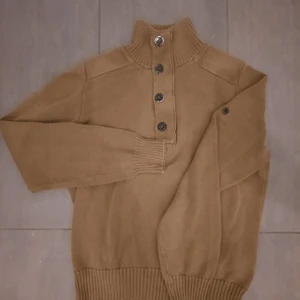 Stone island tröja - Säljer nu min jättesnygga stone tröja på grund av att jag inte använder den längre.  Tröjan har ingen patch, men det är enkelt att sätta på en ny från en annan tröja. Den är i storlek M men den passar nog bättre till en S eller XS beroende på hur tight man vill att den ska sitta. Skriv för mer bilder eller info