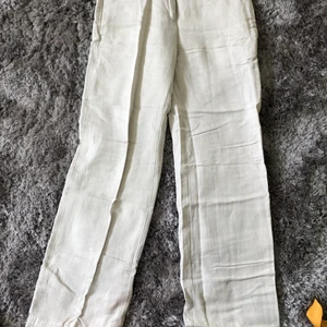 Linnebyxor  - Ett par skit snygga ljusbeigea linnebyxor från h&m. I st 34 men skulle säga att dom är små i storleken, jag är 170 och dom är lite korta på mig som referens. Dom är mycket snygga upp till vid midjan och perfekta nu i sommar. Köptes för 400 säljer för 250kr.