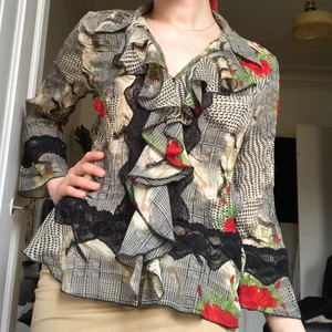 Unik blus - Vacker mönstrad blus med volanger och spets. 