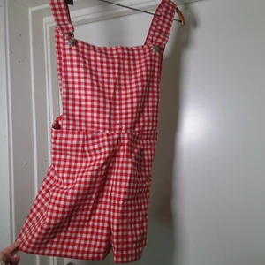 Hängselshorts - Finaste hänselshortsen! Tyvärr har dom ett litet hål på framsidan (syns på sista bilden), men skulle bli toppen om man hade en snygg patch/tygmärke🌼