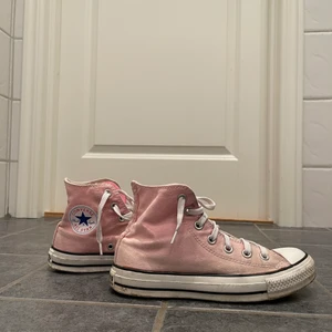 Rosa Convers  - Rosa äkta Convers köpta i USA. Dom är använda hyfsat mycket och säljs därför billigt. Storlek 37. 75 + frakt