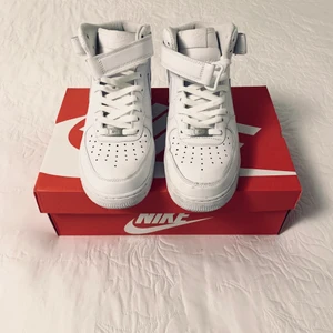 Nike Air Force 1 High - Nike Air Force 1 High, Str: 43, Modell: Herr, Skick: använda men i fint skick, Pris: 500kr  Kolla gärna in mina andra inlägg, Vid intresse av fler varor så fixar jag ett bra paketpris!