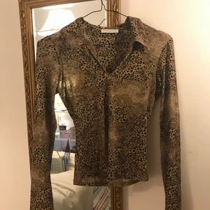 y2k meshtröja - En jättefin tröja i meshmaterial men inte så genomskinlig 🌸 Passar nog allt från en S-L då den är väldigt stretchig✨ Från vintagemärket Promod🌈 Säljer endast vid bra bud💛