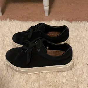 Eytys skor  - Skitsnygga svarta eytys sneakers. Använda men i väldigt gott skick och tagits väl hand om. Hör av dig för fler bilder eller frågor. Köparen står för frakt. 