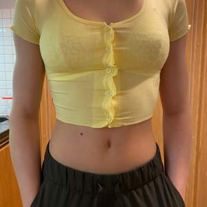 Brand new, never worn, pastel yellow, crop top, with buttons, size S fits also XS.