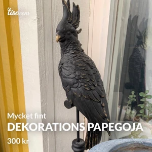 Dekorations papegoja - Säljer denna fina papegojan . Sparsamt skick, Nypris ca 1200kr