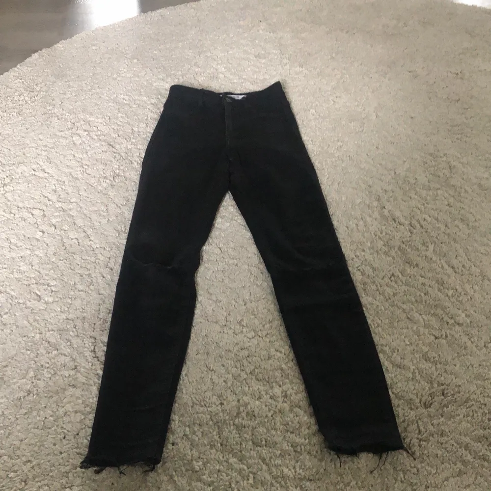Svarta tajta jeans med hål på båda knäna och slitningar nedtill. Bra skick!!🤩 köparen står för frakt . Jeans & Byxor.