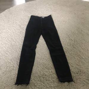 Svarta tajta jeans med hål på båda knäna och slitningar nedtill. Bra skick!!🤩 köparen står för frakt 
